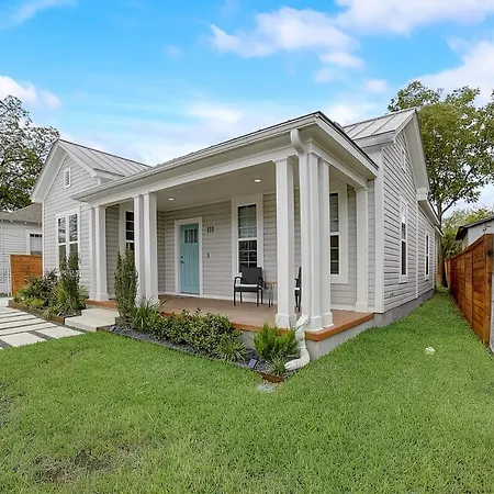 Southtown Chic Villa